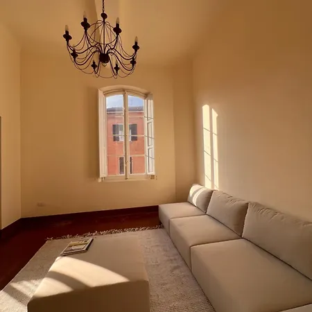 Apartment Sunlit Elegance & Comfort